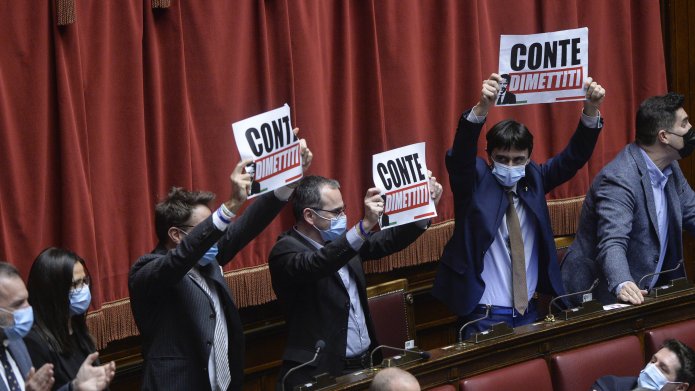Crisi di governo, Conte in aula. Il centrodestra urla: 