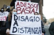 Genitori e studenti davanti a licei e istituti: 