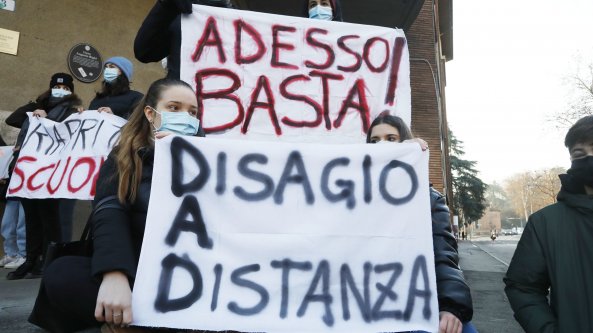 Genitori e studenti davanti a licei e istituti: 