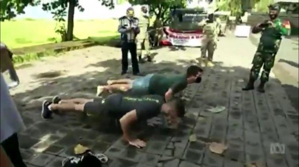 A Bali, ecco come vengono puniti i turisti senza mascherina