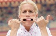 Heather Parisi fa la linguaccia a chi sui social la chiama 