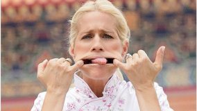 Heather Parisi fa la linguaccia a chi sui social la chiama 