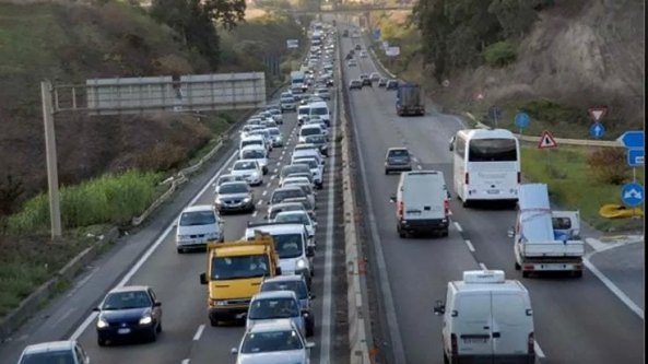 Autobus travolge scooter sulla Pontina: un morto a Latina