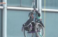 Impresa storica: climber scala un grattacielo in sedia a rotelle