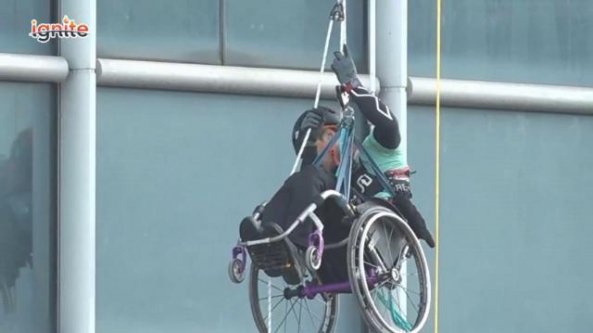 Impresa storica: climber scala un grattacielo in sedia a rotelle