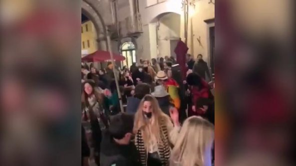 Musica e balli in strada: centinaia di persone accalcate e senza mascherina