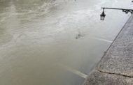 Maltempo a Roma, metro Cipro allagata, chiuse banchine del Tevere. Fulmine danneggia pino a Villa Pamphilj