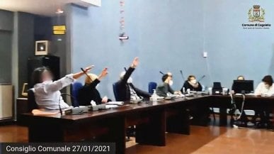 Saluti romani in consiglio comunale a Cogoleto