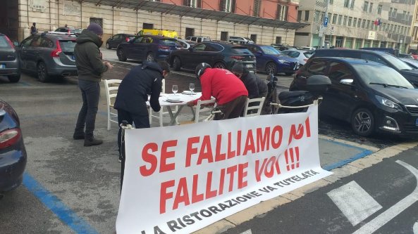 Una tavola apparecchiata in piazza Prefettura, la protesta a oltranza dei ristoratori di Bari: 