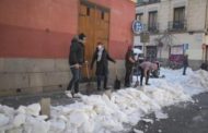 Madrid, i cittadini si armano di pale per rimuovere ghiaccio e neve dalle strade