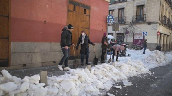 Madrid, i cittadini si armano di pale per rimuovere ghiaccio e neve dalle strade