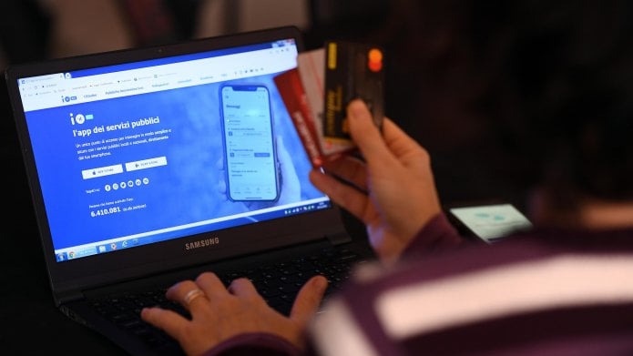 La spallata dei pagamenti digitali: nel 2021 superano quelli in contanti