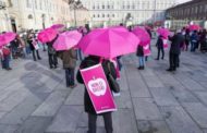 Ombrelli rosa sotto il cielo azzurro, le donne chiedono di investire sul lavoro femminile