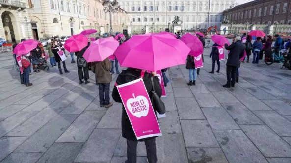 Ombrelli rosa sotto il cielo azzurro, le donne chiedono di investire sul lavoro femminile