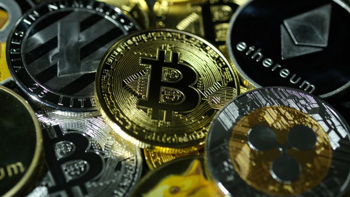 Accusa e difesa, processo al Bitcoin: ma intanto tutti provano a imitarlo