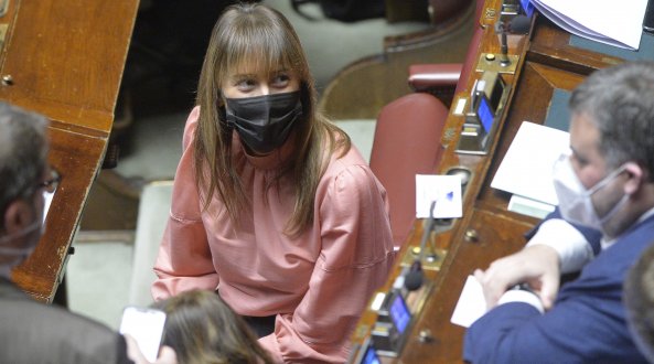 Covid, Speranza alla Camera chiede unità tra battute e citazioni. Lo spettro della crisi agita i deputati