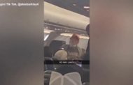 Sostenitrice di Trump senza mascherina in aereo: il pilota fa scendere i passeggeri