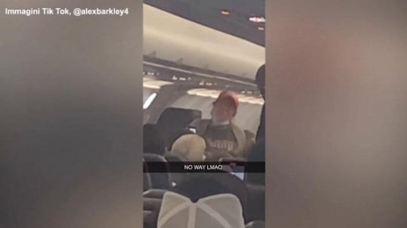 Sostenitrice di Trump senza mascherina in aereo: il pilota fa scendere i passeggeri