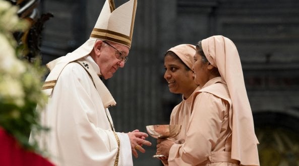 Vaticano, il Papa apre alle donne per le letture e la distribuzione dell'Eucarestia