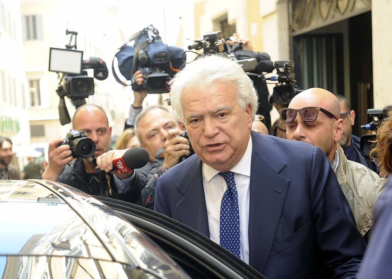 Denis Verdini agli arresti domiciliari. Ma la misura è provvisoria