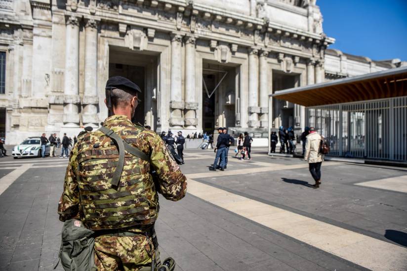 Il senzatetto si dà fuoco col liquido infiammabile: choc vicino alla stazione
