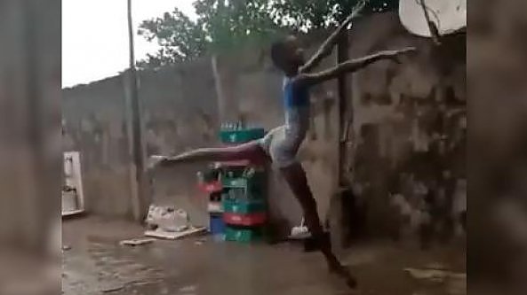 La bambina che danza scalza sotto la pioggia. Bolle: 