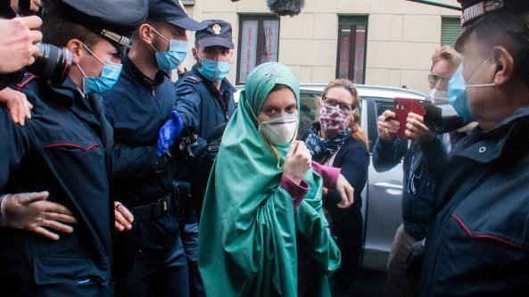 Silvia Romano e l'odio social, la procura di Milano chiede di archiviare l'inchiesta: 