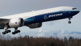La crisi dei voli e i ritardi sul 777X pesano sui conti Boeing: perde 11,9 miliardi