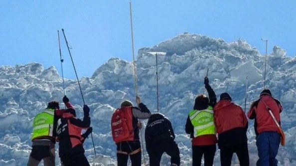 Valle Maira, valanga su gruppo di scialpinisti: uno estratto dalla neve, è gravissimo