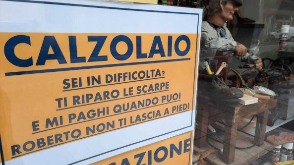 Il 'tacco sospeso' per chi non può pagare: il calzolaio di Cinisello Balsamo 