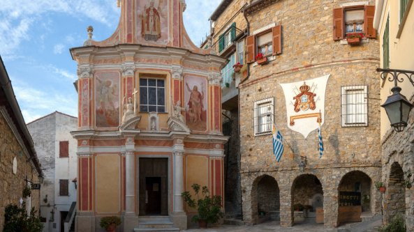 Liguria, la contesa a tre per la poltrona di principe di un principato fantasma