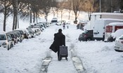 Mentre a Madrid spalano la neve, in Grecia si gioca a racchettoni in spiaggia