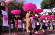 Donne in piazza a Roma con gli ombrelli fucsia: 