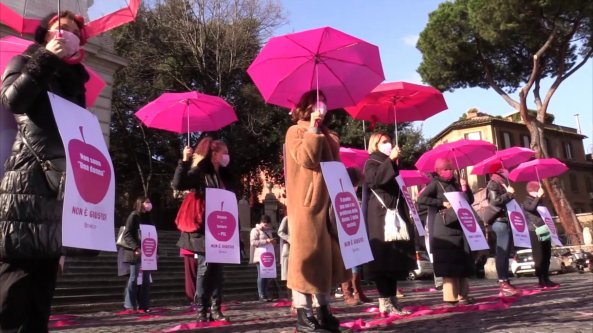 Donne in piazza a Roma con gli ombrelli fucsia: 