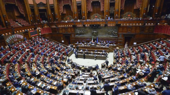 Crisi di governo, dopo lo strappo di Renzi cosa succede adesso? Dalla coalizione con i centristi alle elezioni: ecco gli scenari possibili