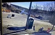 La telecamera di sicurezza riprende un aereo che si schianta al suolo: salvo il pilota   