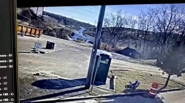 La telecamera di sicurezza riprende un aereo che si schianta al suolo: salvo il pilota   