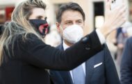 Governo, sul profilo Facebook di Conte spunta storia anti-Renzi. Palazzo Chigi: 