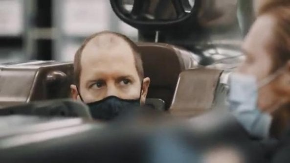 Sebastian Vettel ha perso la Ferrari e anche i capelli