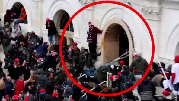 Il video inedito dell'assalto al Congresso: agente trascinato e pestato dai rivoltosi
