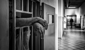 Evase dagli arresti domiciliari per sfuggire alla moglie: assolto
