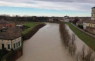 In Emilia Romagna il torrente in piena lambisce i palazzi, le immagini dal drone