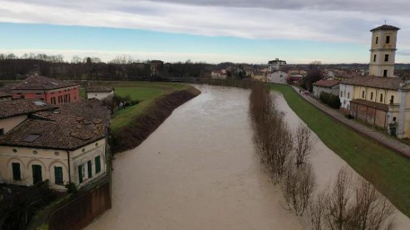 In Emilia Romagna il torrente in piena lambisce i palazzi, le immagini dal drone