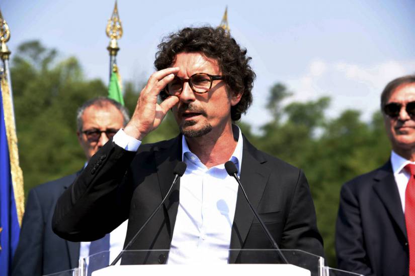 Il delirio di Toninelli: basta fondi ai giornali che parlano male di lui