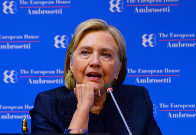 Hillary fissata con Putin: 