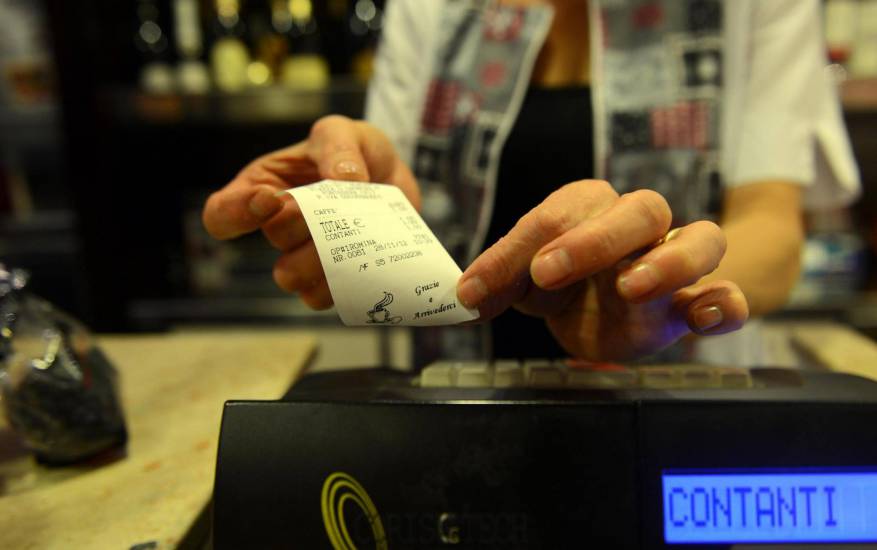Al via la lotteria degli scontrini. Ma i negozi non sono pronti...