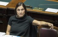 La Morani fa il referendum sulla sua pettinatura