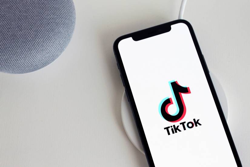 Lanciava sfide estreme su TikTok ai follower, denunciata 48enne