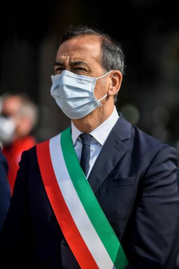 Il Comune vieta il fumo ma non lo dice