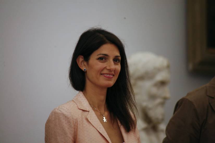 Raggi costretta al rimpasto. Dubbi 5 stelle sul suo 